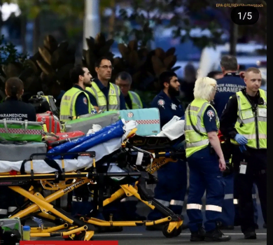 At a crowded Sydney shopping mall on Saturday, sd a man fatally shot himself after stabbing six people, according to police.